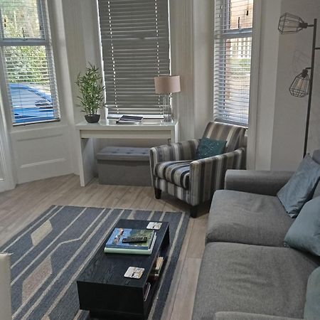 Stylish Apartment In Victorian Conversion Free Parking & Private Patio Close To Beach Town Centre & Bic Борнмът Екстериор снимка