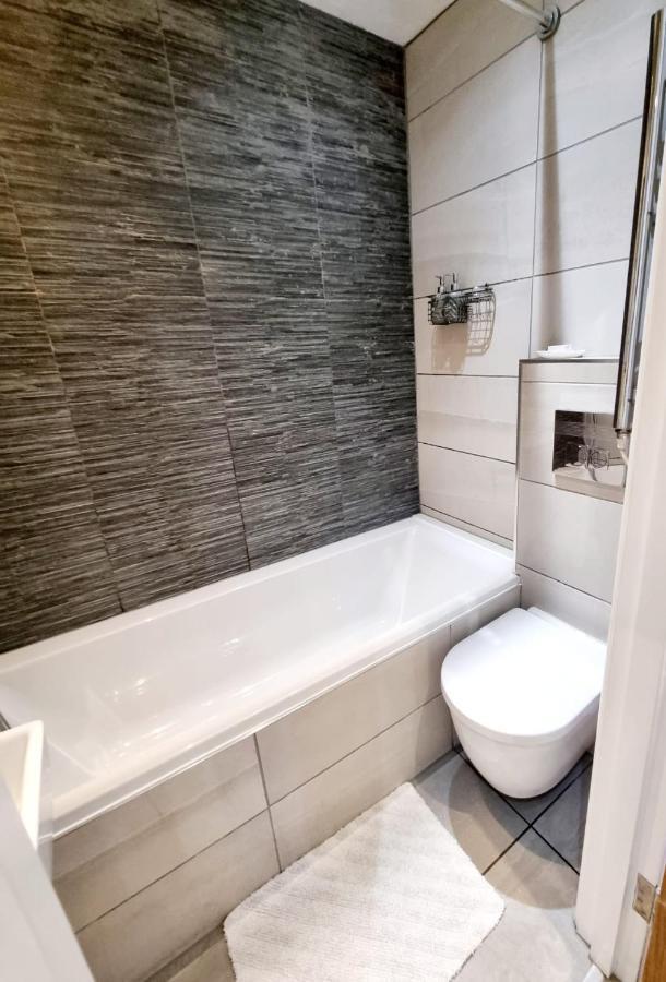 Stylish Apartment In Victorian Conversion Free Parking & Private Patio Close To Beach Town Centre & Bic Борнмът Екстериор снимка