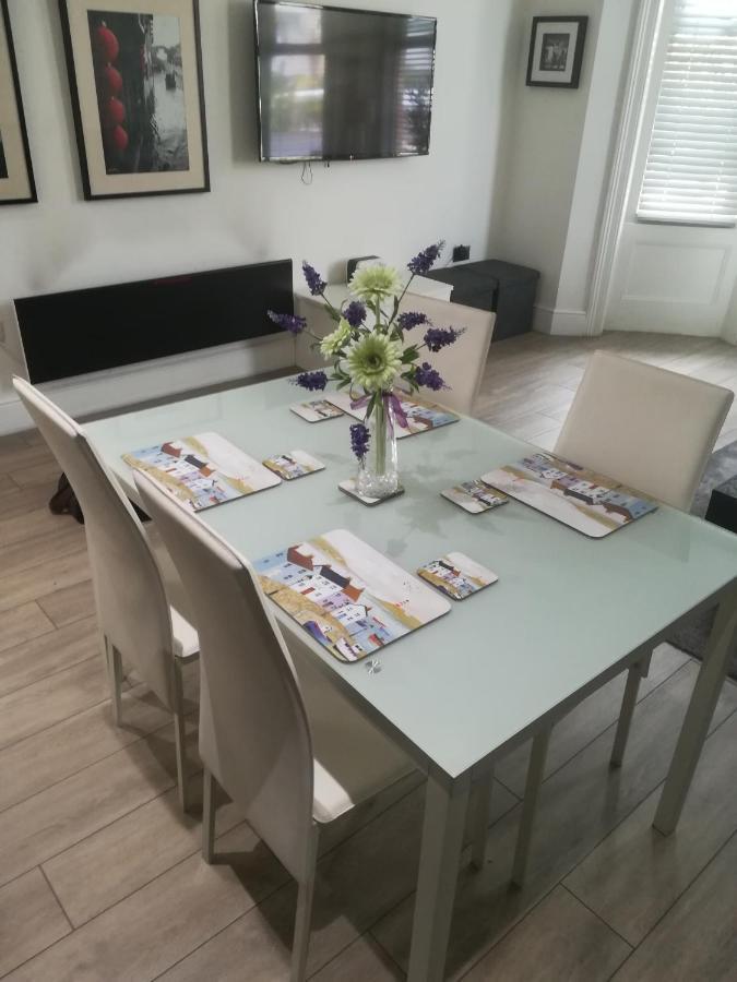 Stylish Apartment In Victorian Conversion Free Parking & Private Patio Close To Beach Town Centre & Bic Борнмът Екстериор снимка