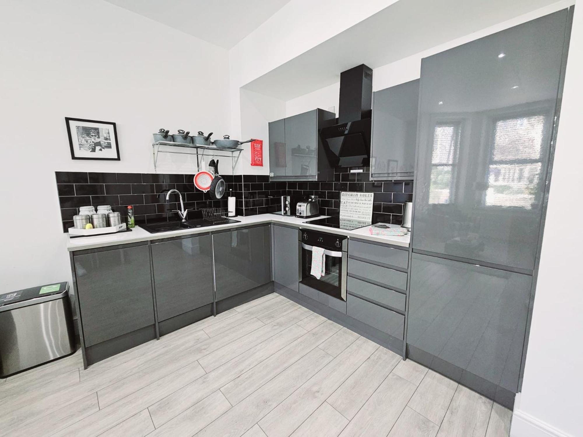 Stylish Apartment In Victorian Conversion Free Parking & Private Patio Close To Beach Town Centre & Bic Борнмът Екстериор снимка
