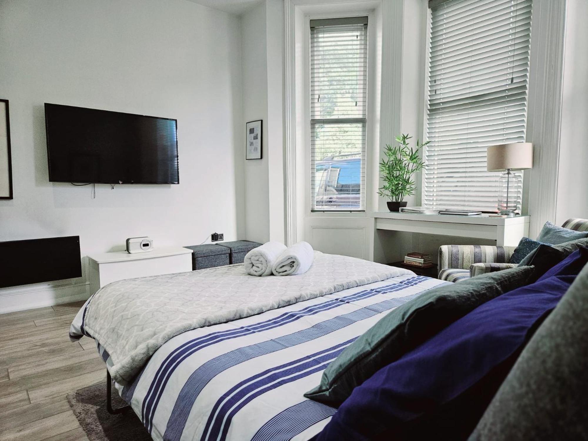 Stylish Apartment In Victorian Conversion Free Parking & Private Patio Close To Beach Town Centre & Bic Борнмът Екстериор снимка
