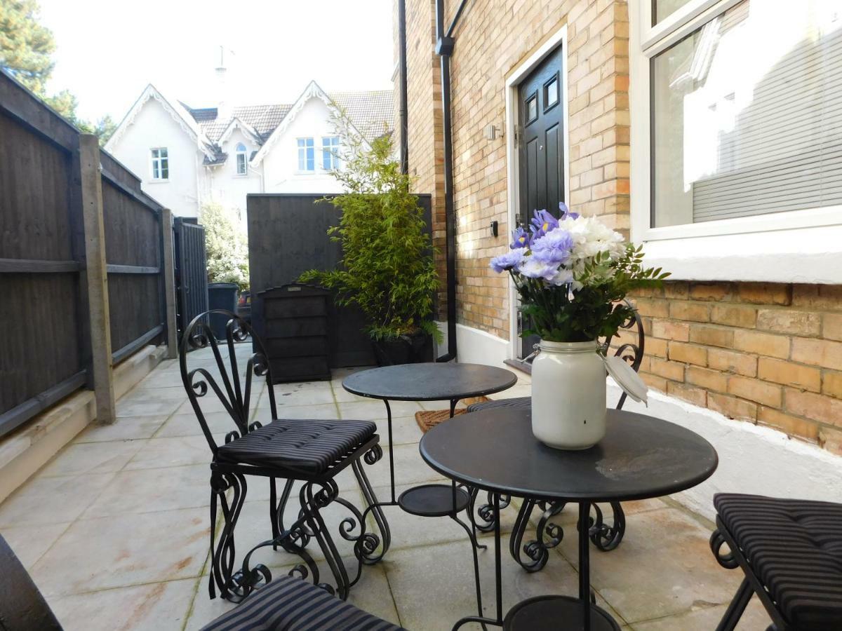Stylish Apartment In Victorian Conversion Free Parking & Private Patio Close To Beach Town Centre & Bic Борнмът Екстериор снимка